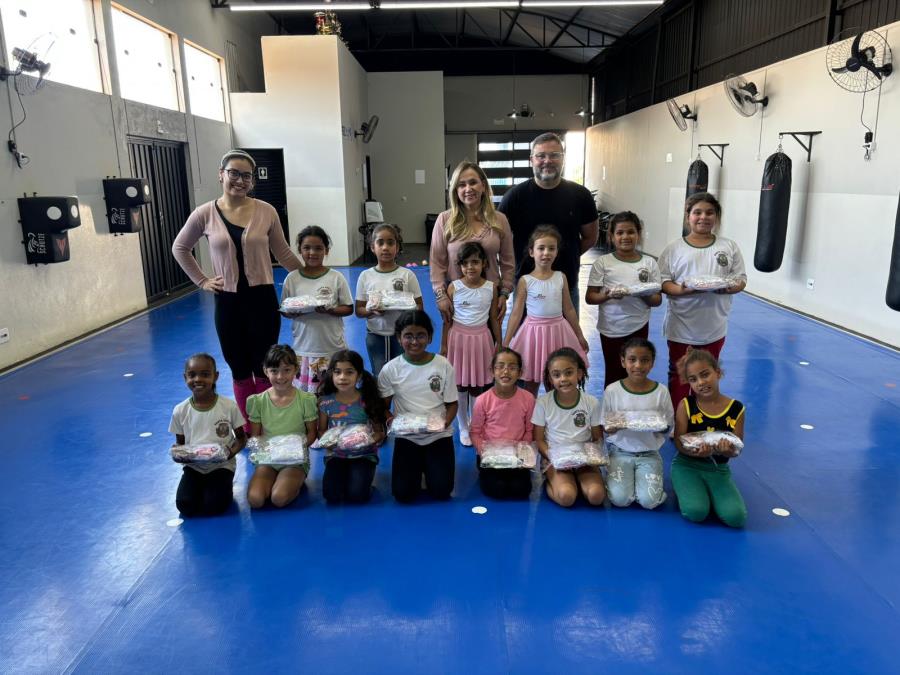 Prefeitura de Santa Adélia entrega uniformes para alunas de balé