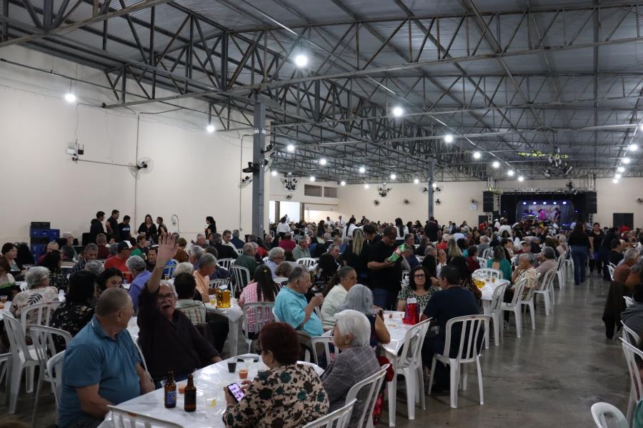 Jantar do Dia dos Pais da Terceira Idade reúne emoção, alegria e homenagens