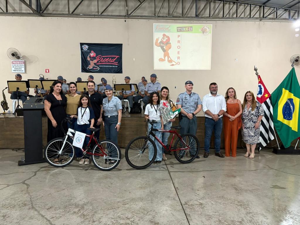 Alunos do 5º ano participam da formatura do Proerd em Santa Adélia