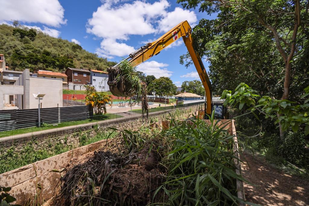 Prefeitura realiza limpeza no Ribeirão Nogueira