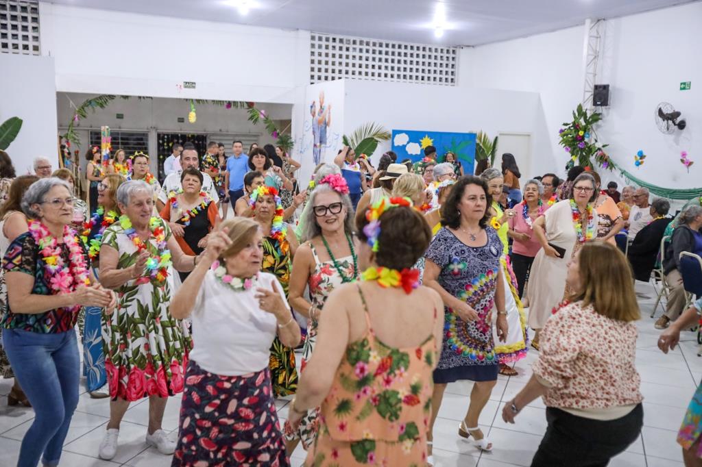 Prefeitura de Guararema realiza jantar dançante com tema havaiano em celebração ao Mês da Pessoa Idosa