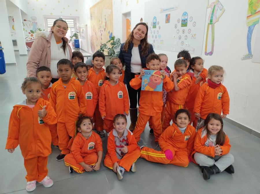 Escola municipal no bairro Parateí, em Guararema, tem manhã repleta de histórias, autógrafos e cidadania