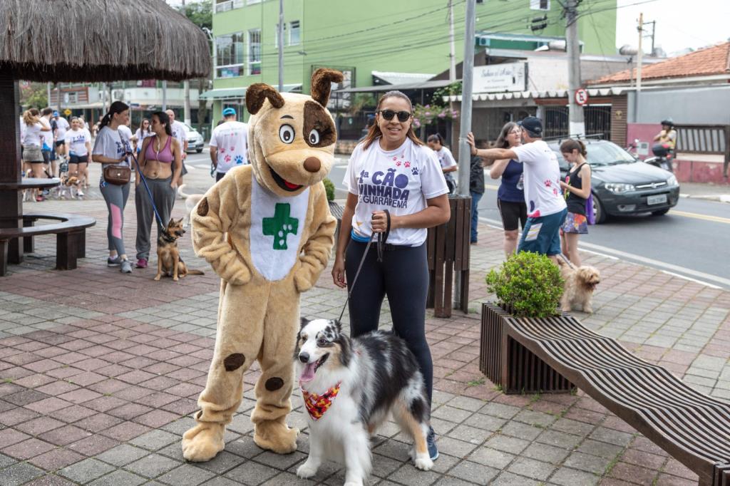 Prefeitura realiza 3ª CãoMinhada de Guararema com feira de adoção e cadastro para castração gratuita