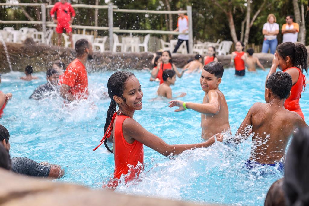Prefeitura de Guararema leva alunos do Ensino Fundamental para diversão em parque aquático na Semana Brincante