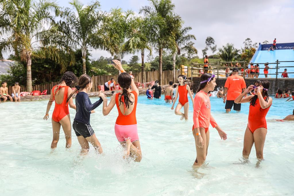 Prefeitura de Guararema leva alunos do Ensino Fundamental para diversão em parque aquático na Semana Brincante