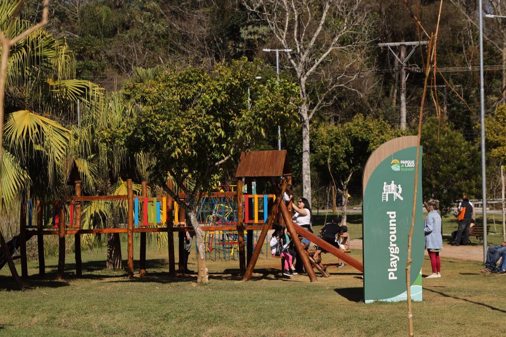 Prefeitura de Guararema instala novos playgrounds no Parque do Lago e Instituto do Álcool
