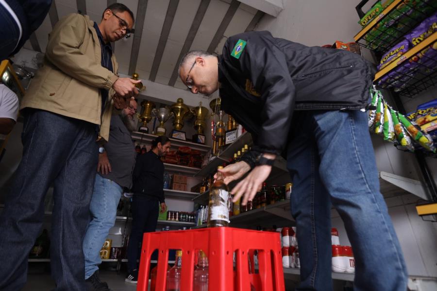 Prefeitura de Guararema participa de operação conjunta com a Polícia Civil para fiscalizar e prevenir casos de bebidas alcoólicas adulteradas