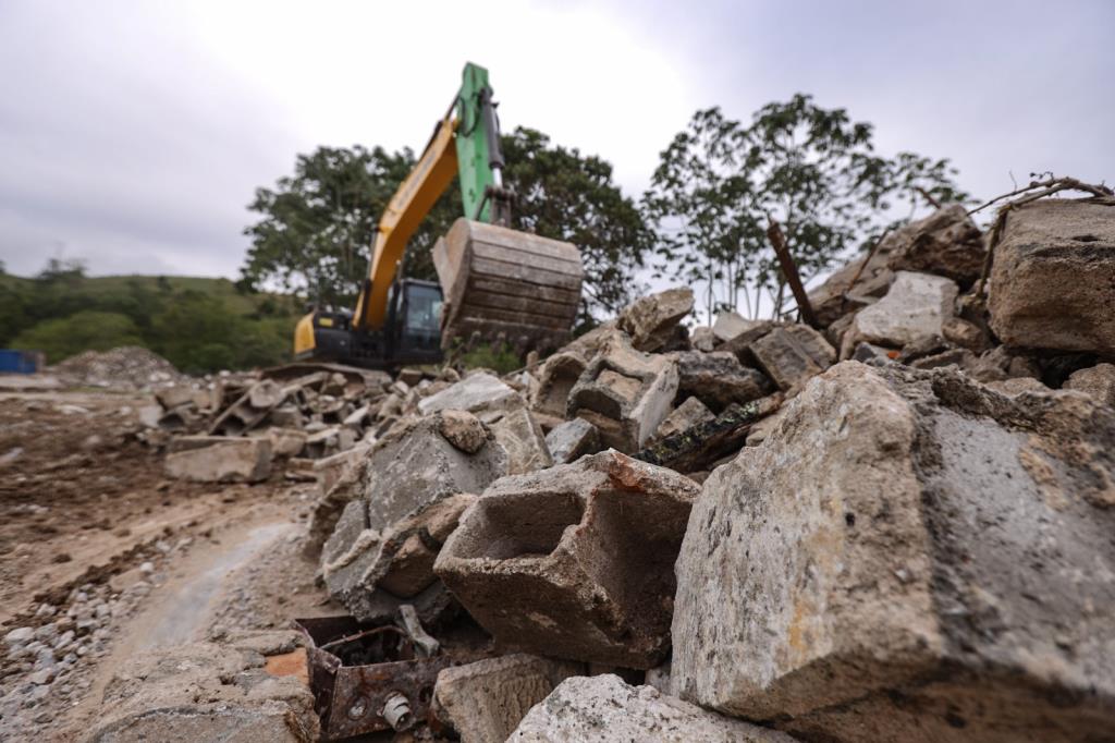Prefeitura de Guararema em parceria com Condemat+ transforma material de demolição em cascalho para estradas