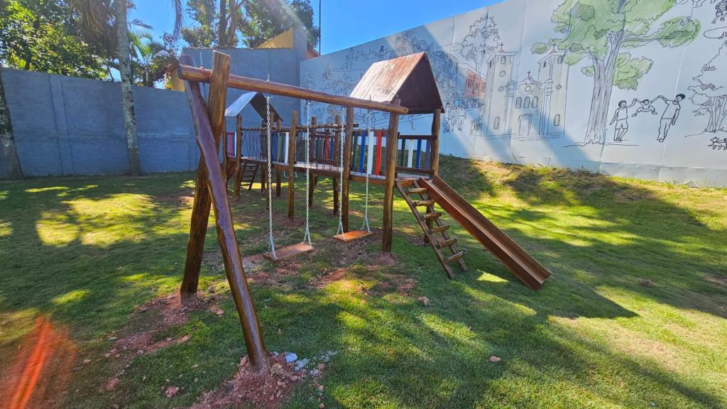 Prefeitura de Guararema inicia expansão de playgrounds com novo modelo no Complexo Esportivo “Paulo Geanetti Machado”