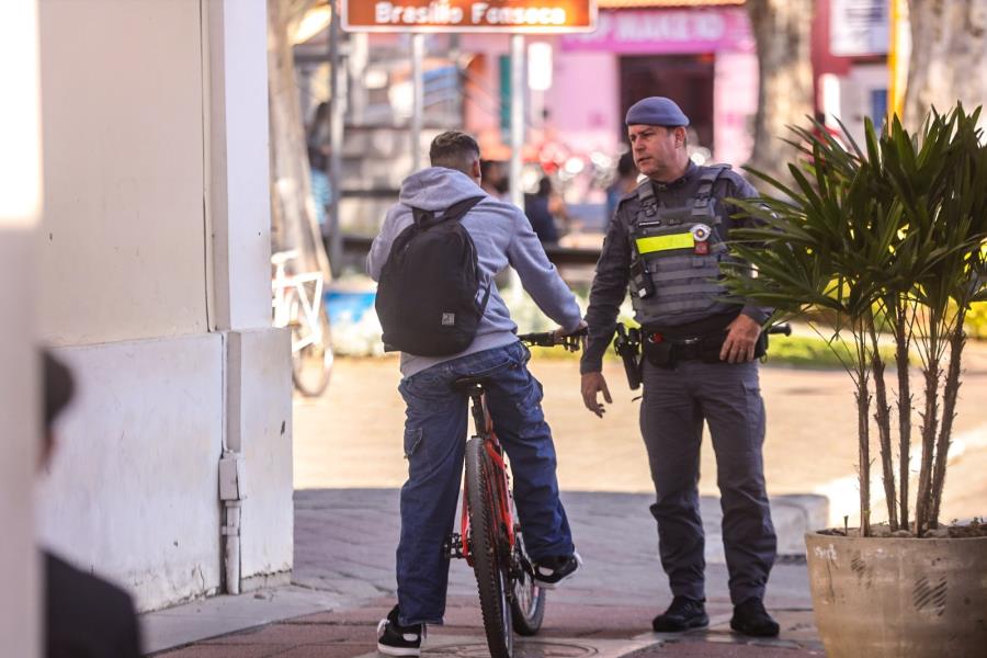 Prefeitura de Guararema realiza ação educativa sobre uso de bicicletas no Calçadão