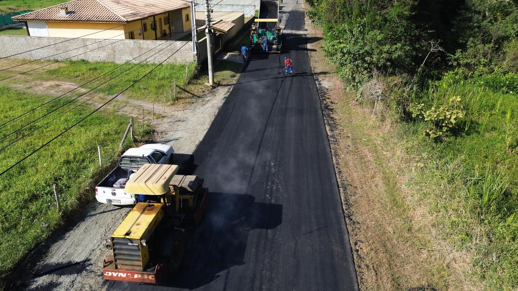 Prefeitura de Guararema realiza operação tapa-buraco na Estrada Municipal Jorge Miski