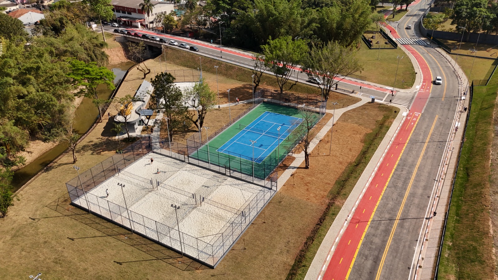 Com quadras de areia, playground e play pet, Complexo Esportivo Paulo Geanetti Machado é opção para lazer gratuito em Guararema