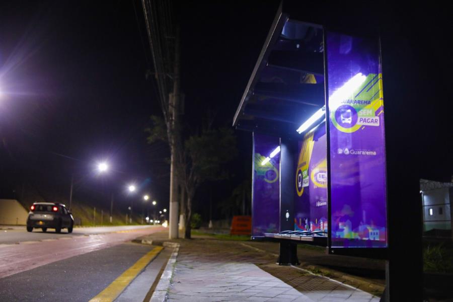 Prefeitura de Guararema amplia instalação de pontos de ônibus modernos e iluminados em diversos bairros