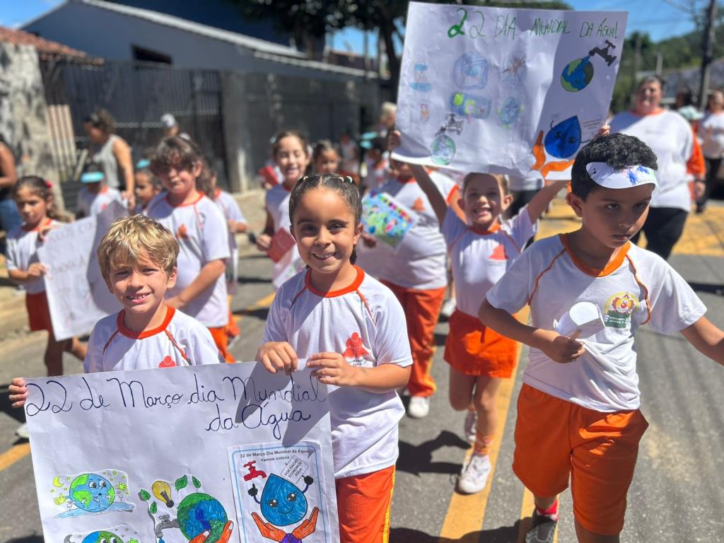 Alunos da Rede Municipal de Ensino de Guararema participam de passeata contra a dengue e em defesa da água