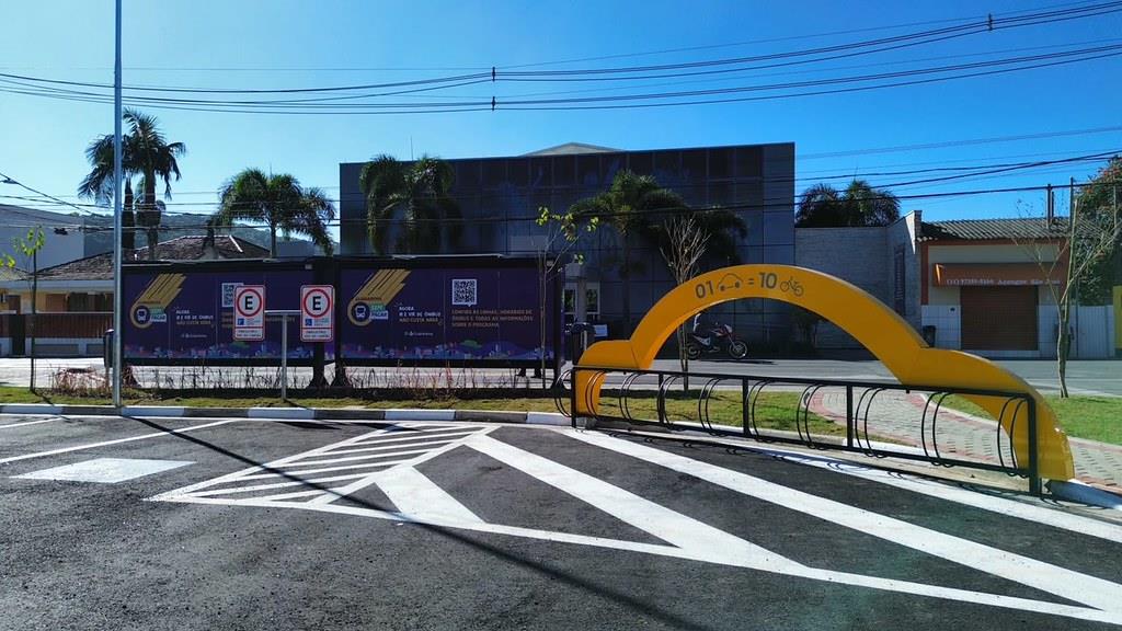 Prefeitura de Guararema entrega Pocket Parking com bicicletário e novo ponto de ônibus