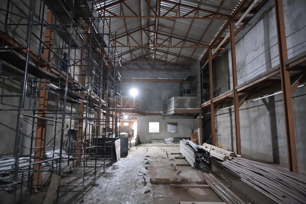 Prefeitura de Guararema recebe artistas em visita à obra do Teatro Municipal