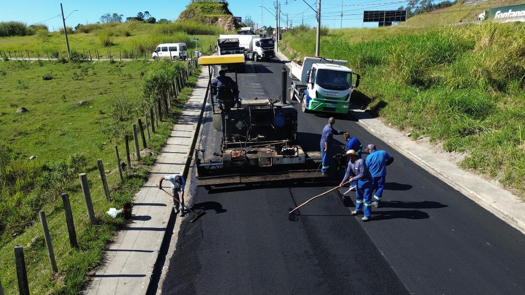 Prefeitura de Guararema pavimenta rua José Beraldo, no Parateí