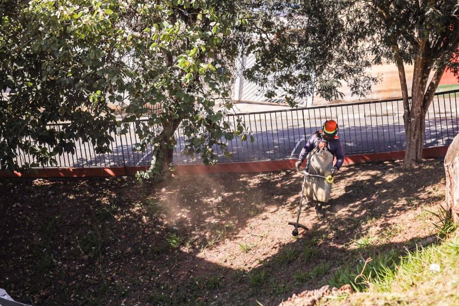 Prefeitura de Guararema intensifica ações de roçagem e limpeza nos bairros