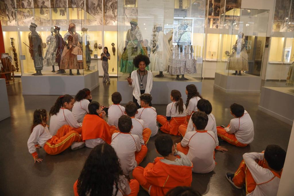 Programa Visitando Museus leva alunos do 5º ano de Guararema ao Museu Afro Brasil