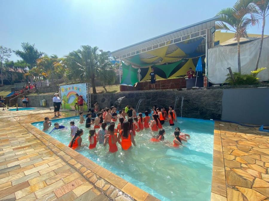 Alunos de Guararema celebram aniversário da Cidade com diversão em Parque Aquático