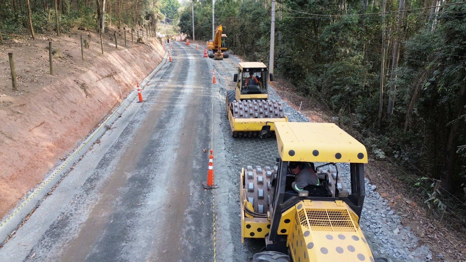 Estrada Municipal Romeu Tanganelli em Guararema recebe obras de pavimentação
