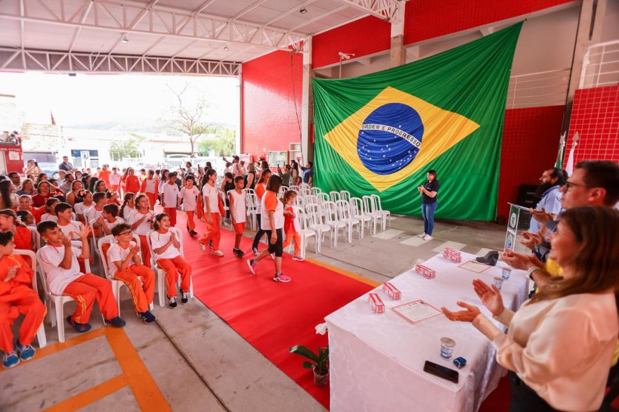 Educação de Guararema realiza formaturas do Programa Bombeiro na Escola