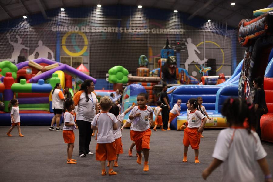 Alunos de Guararema comemoram o aniversário da cidade com lazer e brinquedos infláveis.