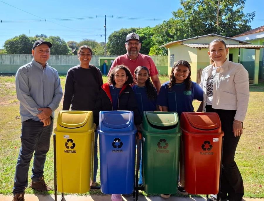 Com apoio da Prefeitura, Escola Braz Sinigáglia instala lixeiras para coleta seletiva