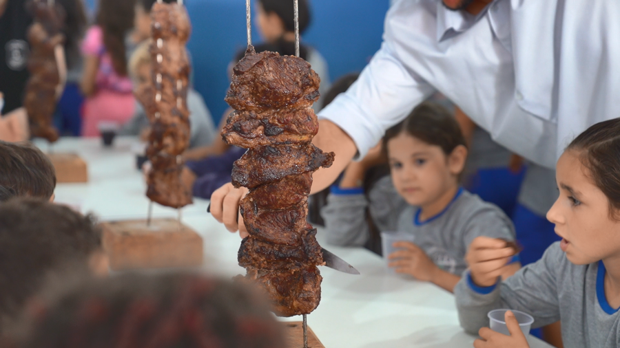 Churrasco, presente e premiações marcam encerramento da Semana da Criança em Batayporã