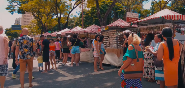 Feira Hippie reúne mais de 60 mil pessoas todos os domingos em BH;