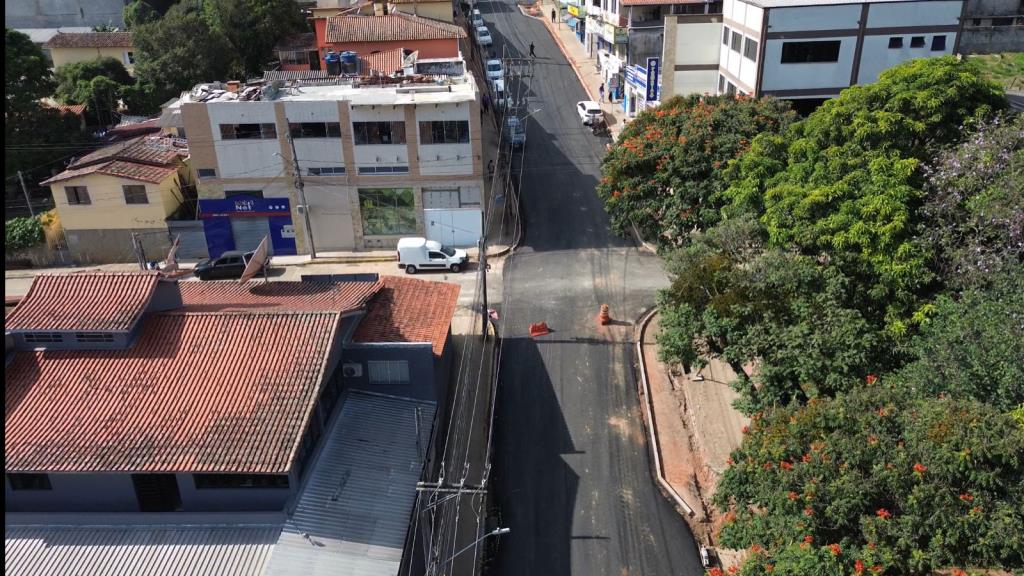 Rua João Mendes recebe primeiro trecho de nova pavimentação e obras seguem até a esquina da Rua Duque de Caxias para conclusão da primeira fase do projeto