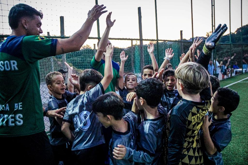 Escola de Extrema B domina a decisão e conquista o título da Supercopa Extrema de Futebol Sub7