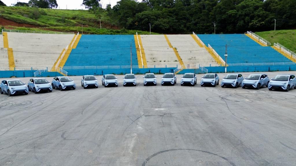 Prefeitura de Extrema moderniza a frota e integra 14 carros elétricos para redução de custos e menor impacto ambiental ao município