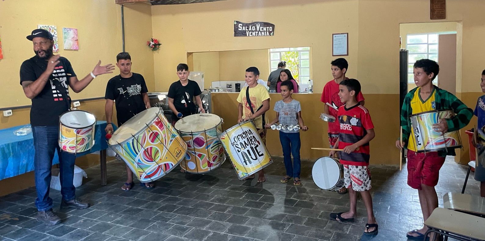 Grupo Auê abre nova turma e expande atuação do projeto oferecendo aulas de percussão aos jovens do Bairro Forjos