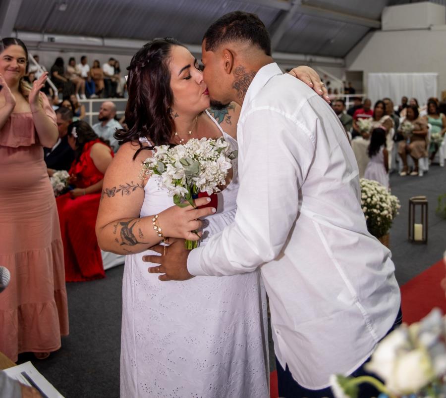 Prefeitura de Extrema realiza sonho de 29 casais que oficializaram seus votos no civil durante emocionante cerimônia do 4º Casamento Comunitário