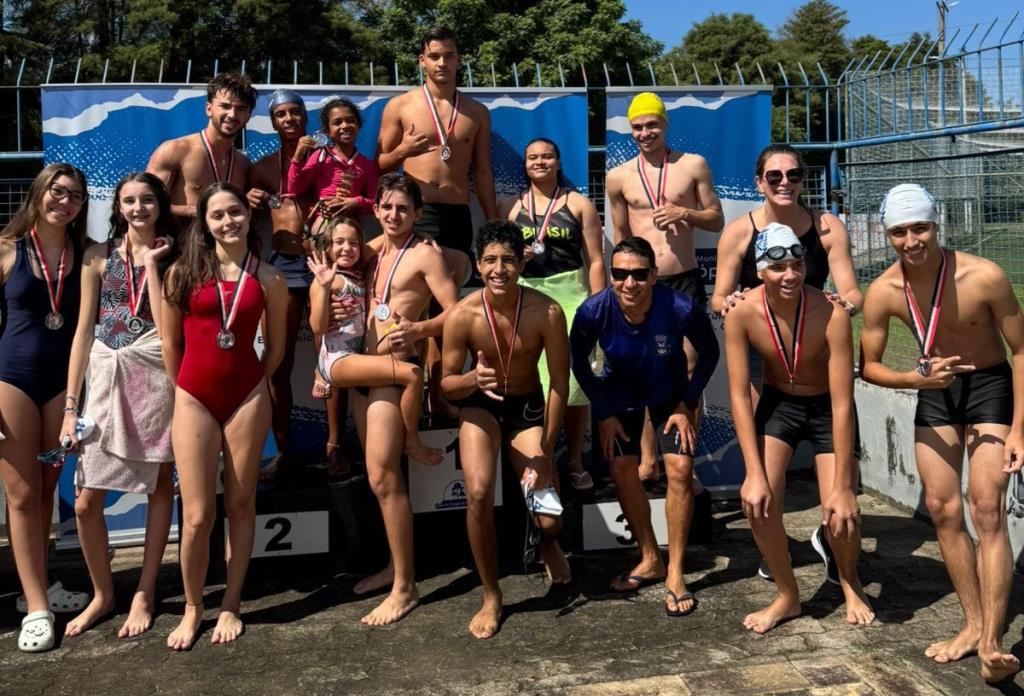 Recém-formada equipe ‘Extrema Natação Lobinhos’ estreia em festival externo com delegação de 25 nadadores entre 7 e 17 anos