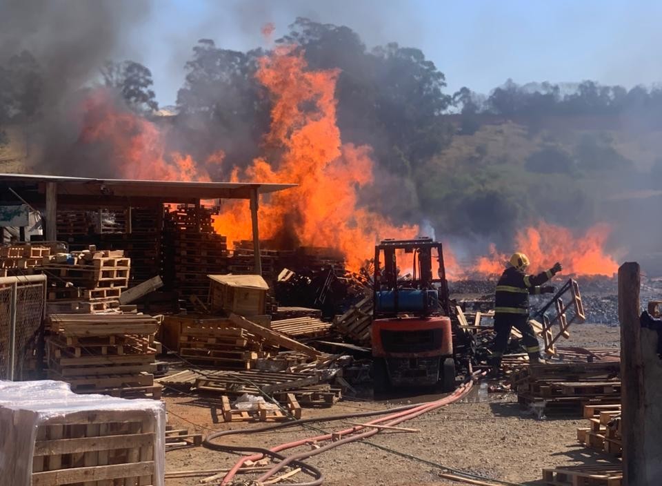 Incêndio de grande proporção atinge depósito de fábrica de paletes na Vila do Postinho e mobiliza Corpo de Bombeiro e Defesa Civil