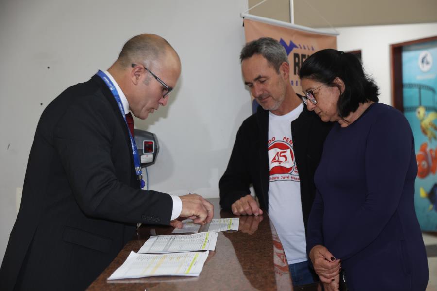 Prefeitura entrega títulos de legitimação fundiária a 100 famílias de três núcleos regularizados em cerimônia emocionante no Cine Teatro