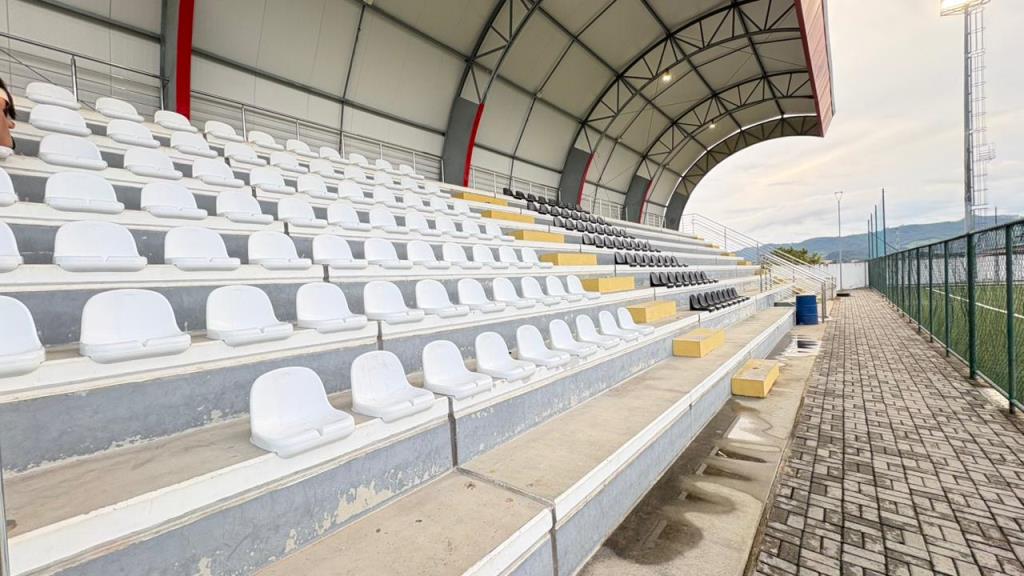 Arquibancada coberta do Estádio Sebastião Camanducci recebe novos assentos e amplia conforto e segurança aos torcedores