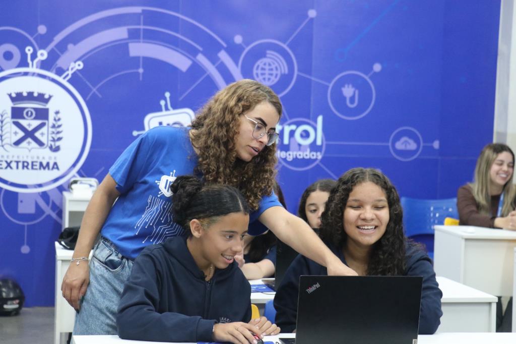 Secretaria de Educação investe em projeto tecnológico aos alunos da Rede Municipal com a instalação do 1º Laboratório de Informática 5.0