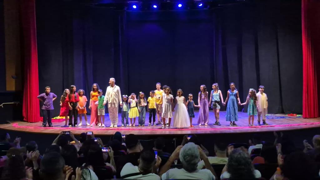 Oficina de Teatro Inclusivo encerra o ano com apresentação especial das crianças para celebrar a diversidade e a formação artística em Extrema