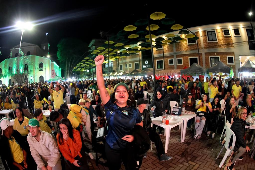 Copa na Praça: Mais de duas mil pessoas se concentram na Praça Central para acompanhar a transmissão do primeiro jogo do Brasil na Copa do Mundo