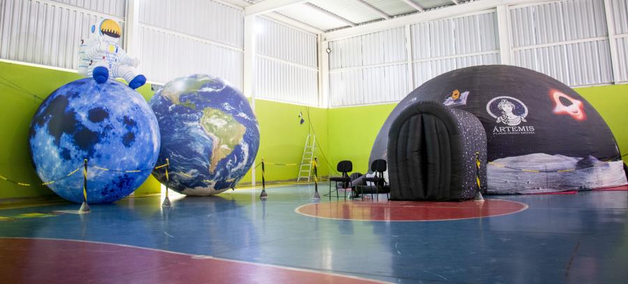 Estudantes de Extrema embarcam em uma viagem pelo espaço através do projeto ‘Planetário Itinerante Móvel’