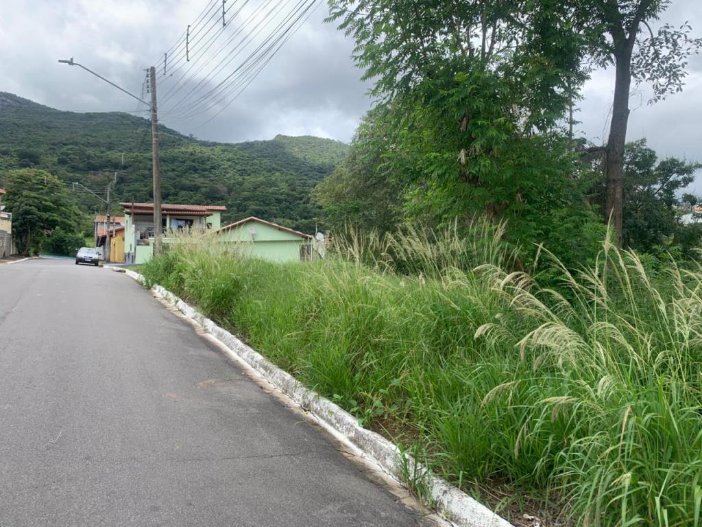 Prefeitura de Extrema intensifica orientações e cobra colaboração dos moradores na limpeza de calçadas, terrenos e lotes sujos