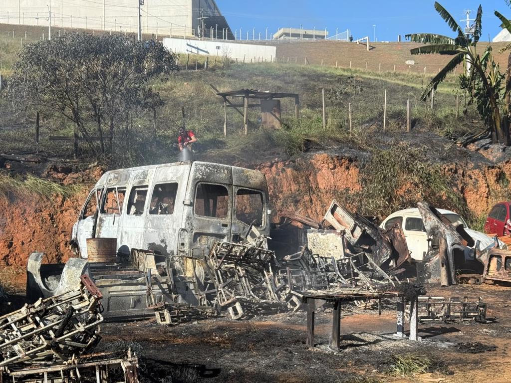 Incêndio provocado por curto-circuito em propriedade rural no bairro Rodeio mobiliza brigadistas e bombeiros de Extrema