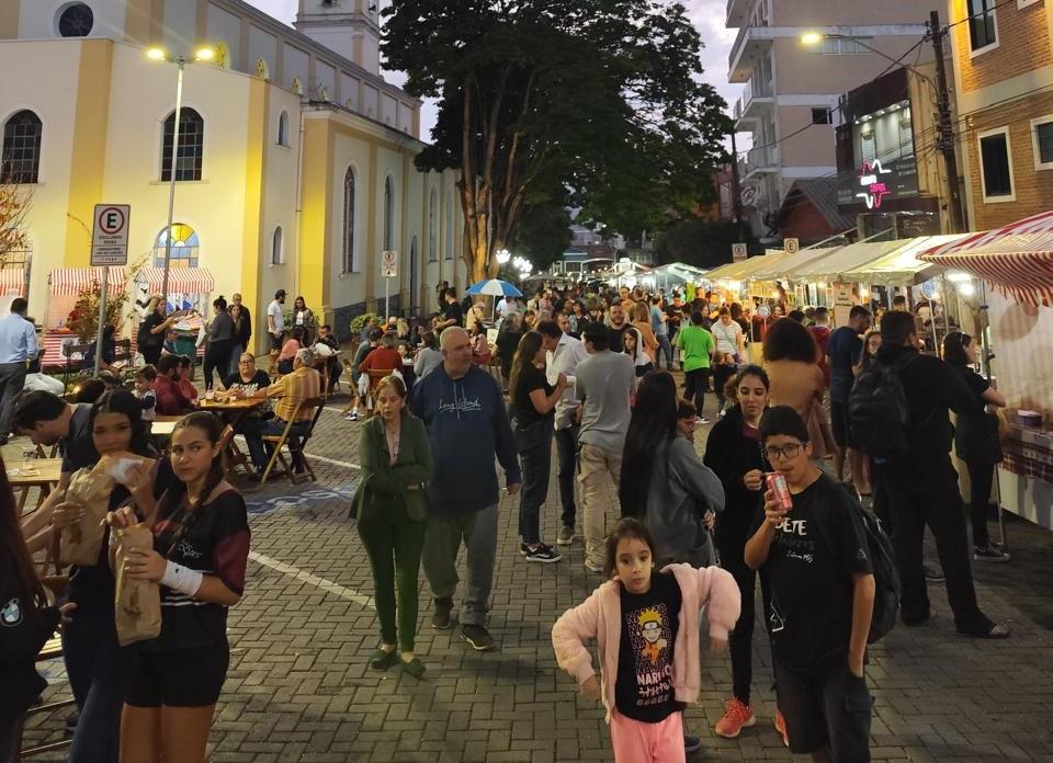 Feira Noturna de Extrema completa 1 ano de atividades com edição comemorativa nesta quinta-feira (26)