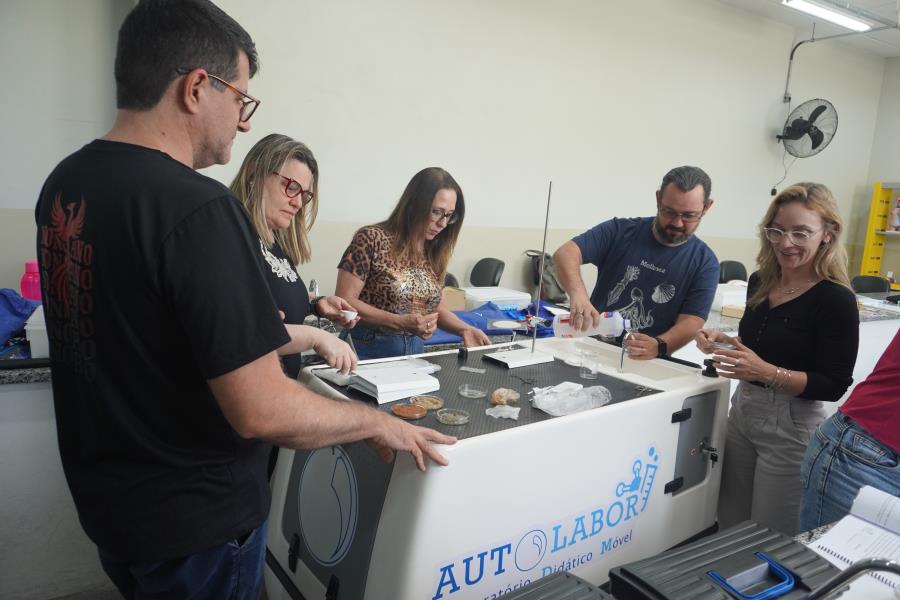 Secretaria de Educação adquire 10 novos laboratórios móveis para incentivar a prática científica aos alunos da Rede de Ensino Municipal
