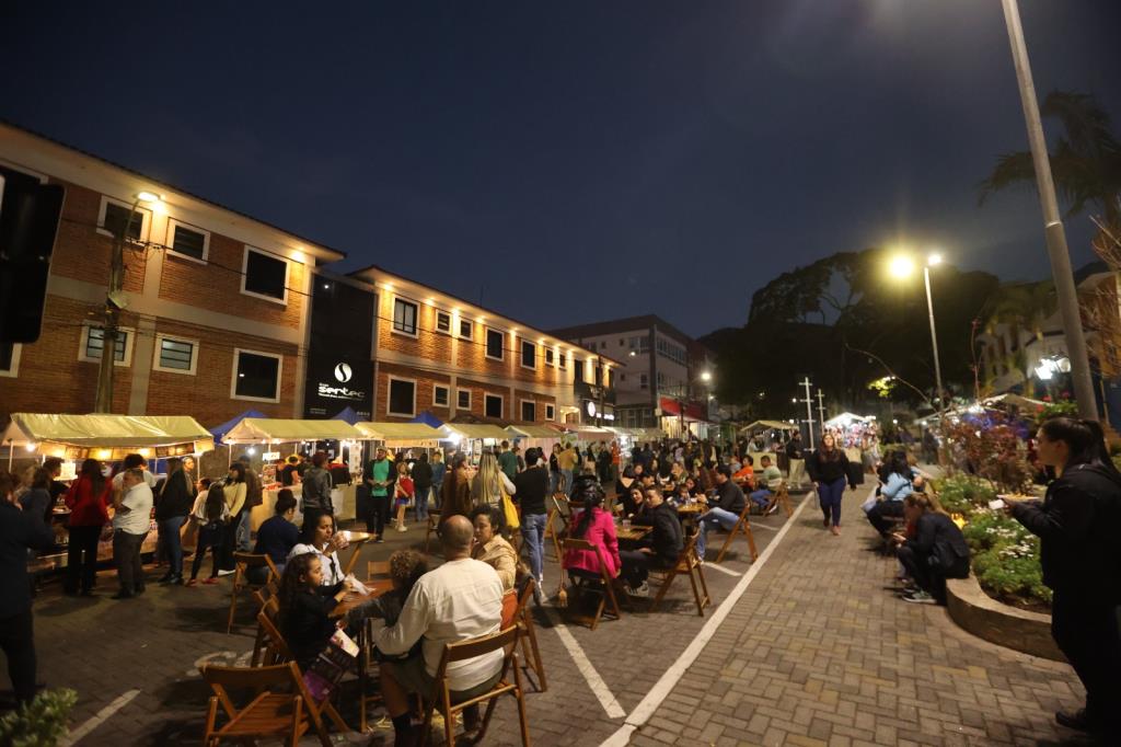 Feira Noturna amplia oferta gastronômica e lança cinco novas barracas de lanches artesanais, massas, porções, comida nordestina e doces caseiros
