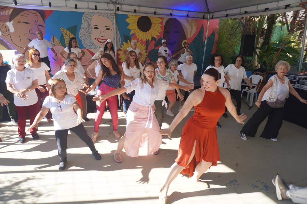 Cerimônia de lançamento do Projeto Floridade encanta idosos com um evento repleto de música, dança e muita arte