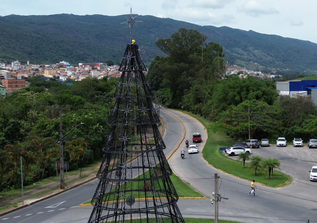 A magia do “Natal Encantado 2025” invade Extrema com instalação das primeiras decorações natalinas em diversos pontos da cidade